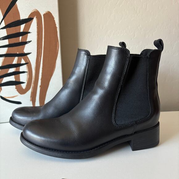 La CANADIENNE Shoes - La Canadienne‎ Black Leather Pull On Chelsea Ankle Boots Women’s Size 7M